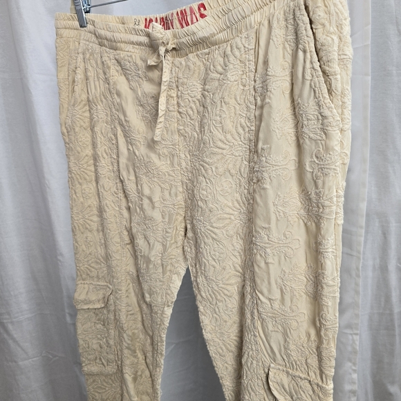 Johnny Was Cream Cargo Jogger Embossed Texture Pants - Picture 6 of 10